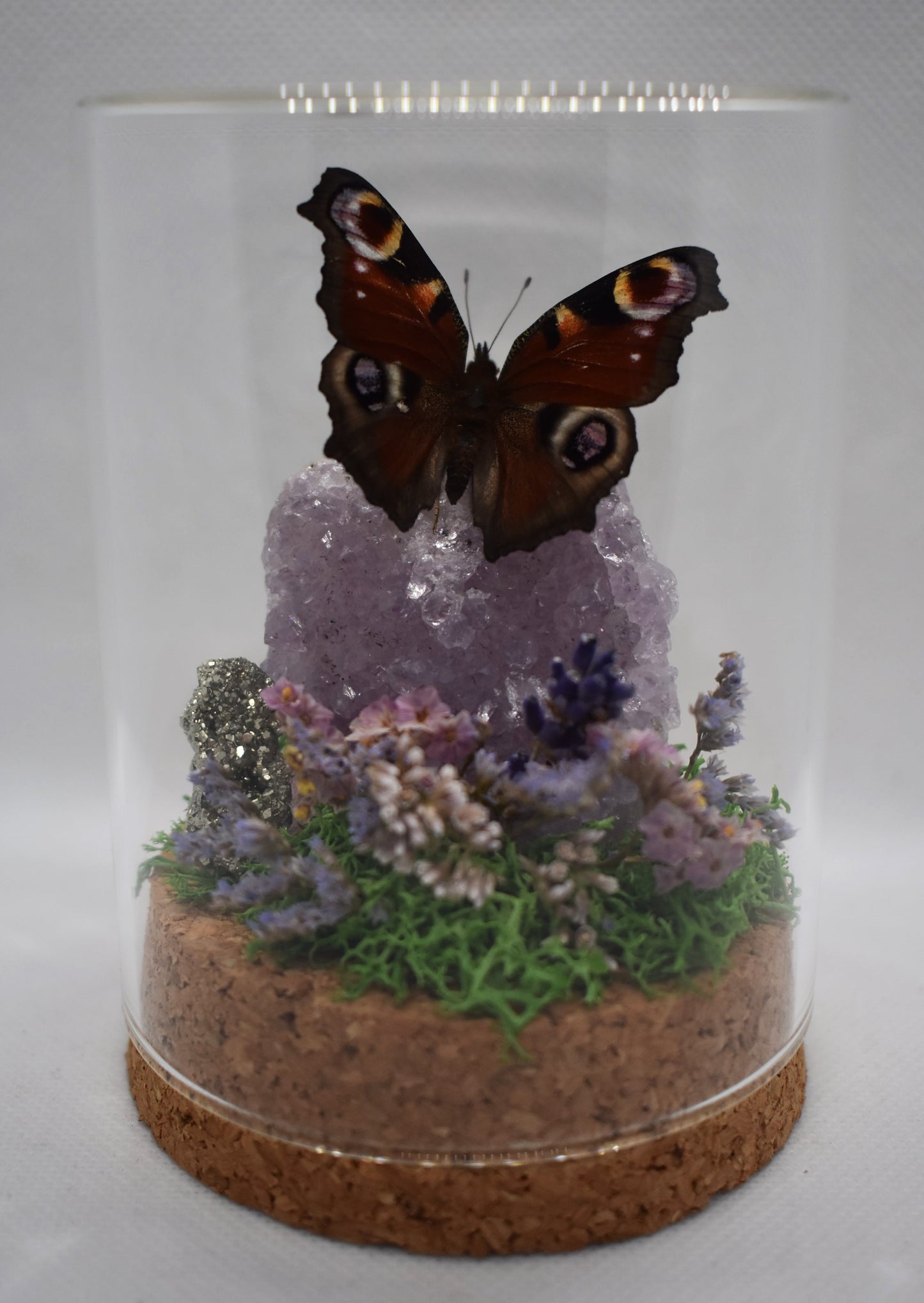 Vlinderstolp met een Dagpauwoog op Amethist (met een stukje Pyriet)