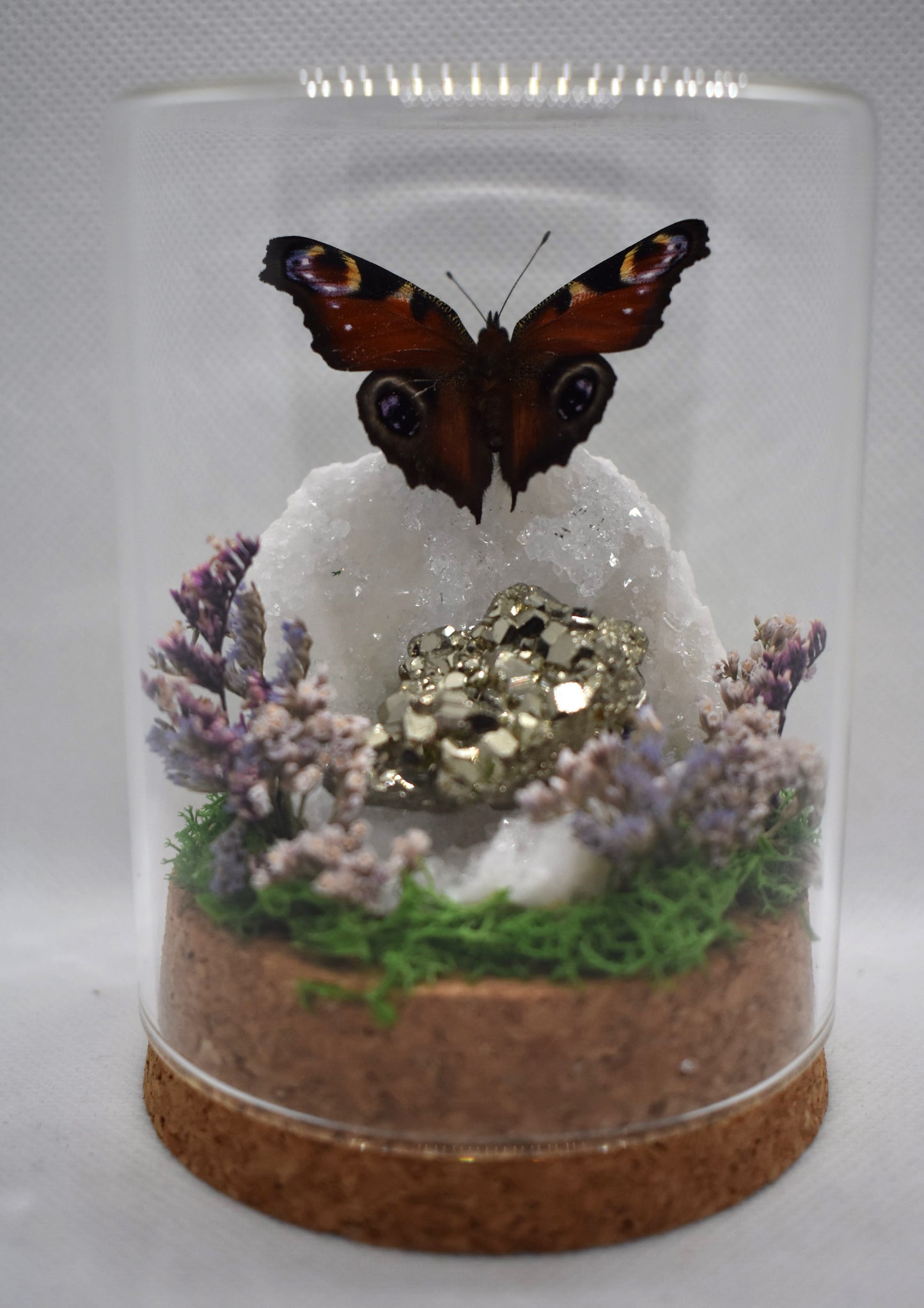 Vlinderstolp met een Dagpauwoog op een Bergkristalgeode en een stukje Pyriet