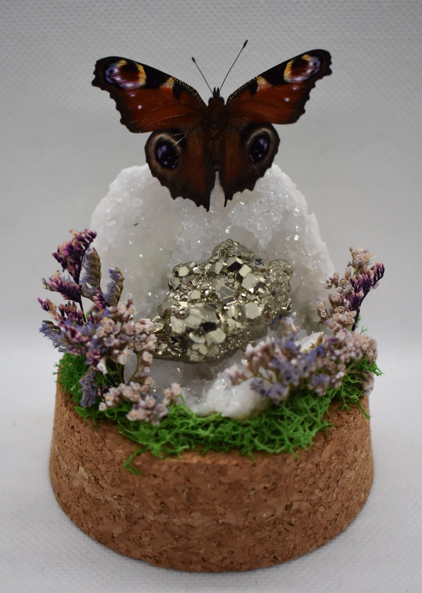 Vlinderstolp met een Dagpauwoog op een Bergkristalgeode en een stukje Pyriet